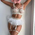Venta al por mayor Conjunto de lencería con aros de encaje floral blanco Modelo Front Show