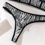 Tukku Zebra Print -korsettitoppi mustilla pitsillä olkaimilla housuilla