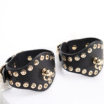 Unterwürfiges Starter-Set im Großhandel mit Handschellen im Nieten-Design Unterwürfiges Starter-Set im Großhandel mit Handschellen im Nieten-Design