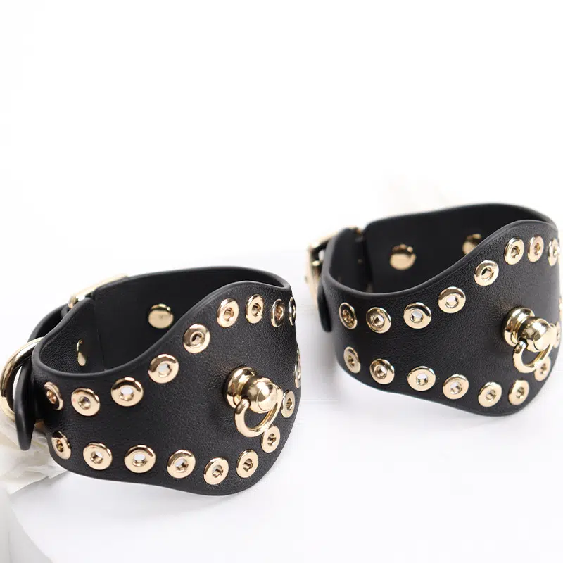 Wholesale Submissive Starter Kit with Rivet Design handcuff