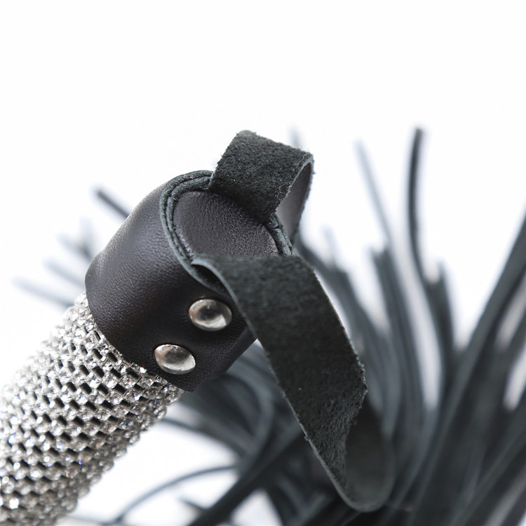 Dazzling Bling Tassel Flogger Details Detalles deslumbrantes del flogger con borlas brillantes
