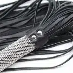 Detalles deslumbrantes del mango del flogger con borlas brillantes