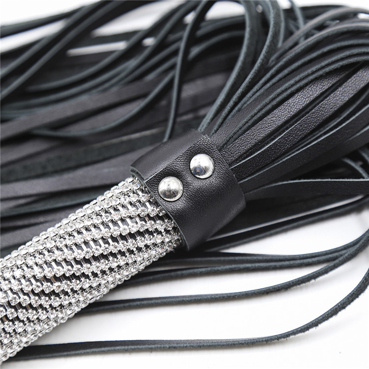Dazzling Bling Tassel Flogger Handle Details Detalles deslumbrantes del mango del flogger con borlas brillantes