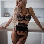 Rätselhaftes Dessous-Set aus Spitze mit Federbesatz Rätselhaftes Dessous-Set aus Spitze mit Federbesatz
