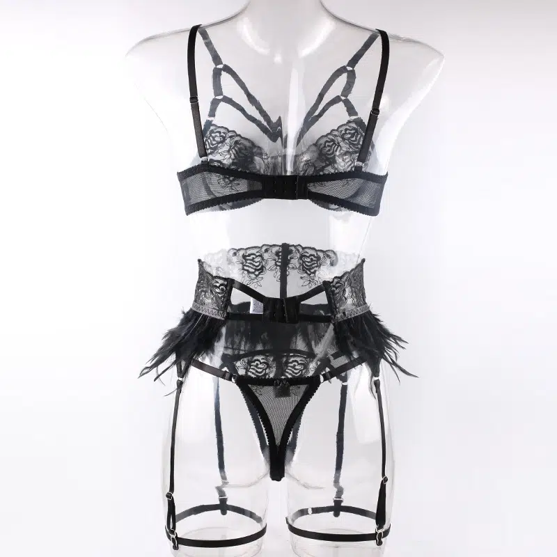 Enigmatic Feather Trimmed Lace Lingerie Set Back View Rätselhaftes Dessous-Set aus Spitze mit Federbesatz, Rückansicht