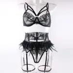 Rätselhaftes Dessous-Set aus Spitze mit Federbesatz, Vorderansicht Rätselhaftes Dessous-Set aus Spitze mit Federbesatz, Vorderansicht