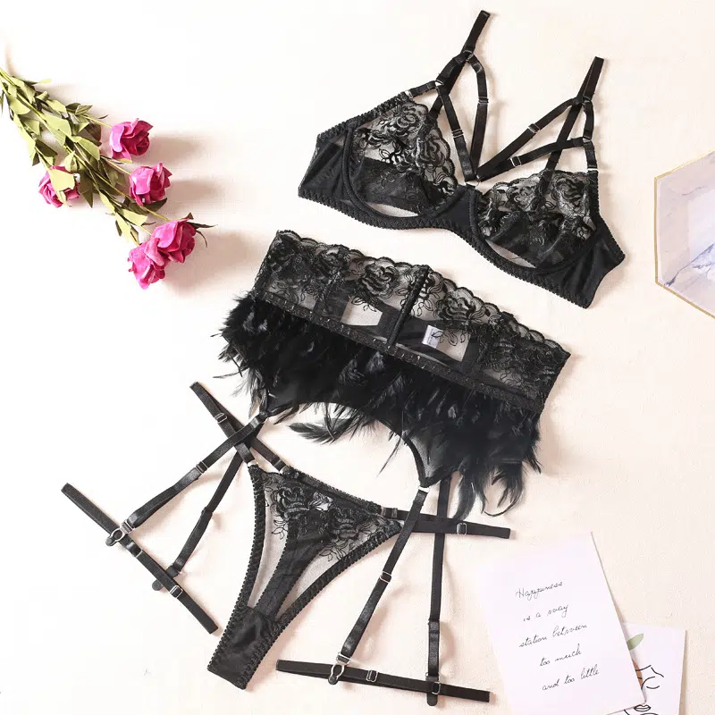 Enigmatic Feather Trimmed Lace Lingerie Set Over View Rätselhaftes Dessous-Set aus Spitze mit Federbesatz im Überblick