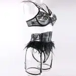 Rätselhaftes Dessous-Set aus Spitze mit Federbesatz, Seitenansicht Rätselhaftes Dessous-Set aus Spitze mit Federbesatz, Seitenansicht