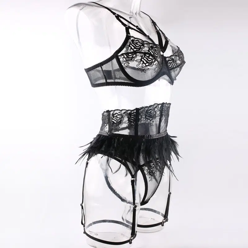 Enigmatic Feather Trimmed Lace Lingerie Set Side View Rätselhaftes Dessous-Set aus Spitze mit Federbesatz, Seitenansicht