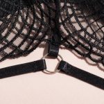 Details des Dessous-Trios „Intrigue“ aus Spitzen-BH und Strumpfhalter