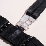 Intrigue Spitzen-BH und Straps-Dessous-Trio mit Strumpfbanddetails