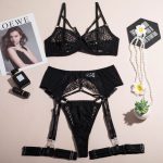 Intrigue Spitzen-BH und Straps-Dessous-Trio im Überblick