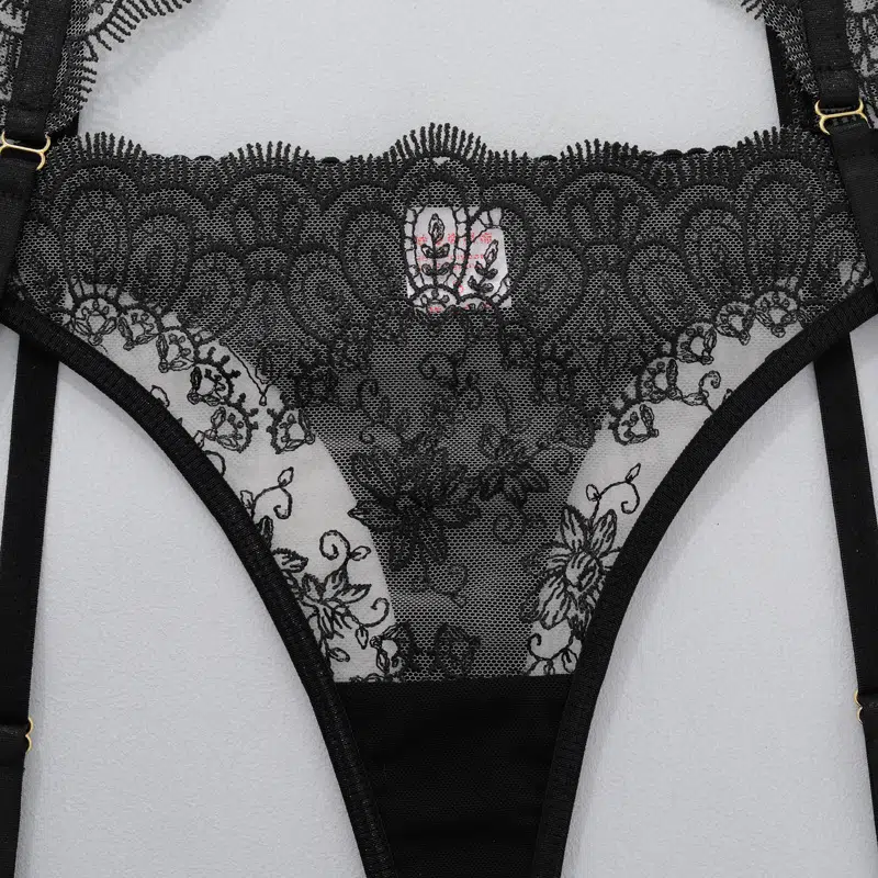 Détails de la culotte de l'ensemble de lingerie en dentelle et jarretelles vintage