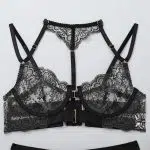 Ensemble de lingerie en dentelle et jarretelles vintage, vue de dessus