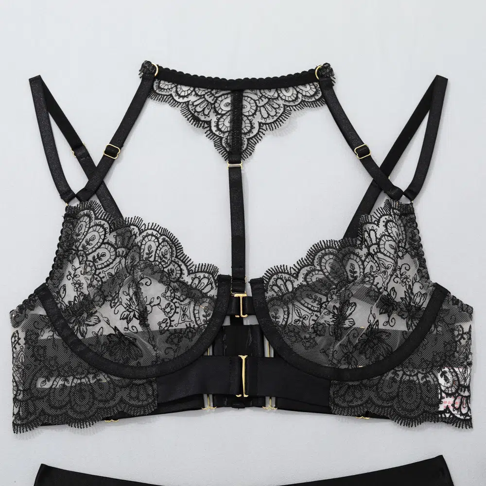 Ensemble de lingerie en dentelle et jarretelles vintage, vue de dessus