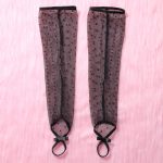 Détails des gants de l'ensemble chemise en dentelle à pois de minuit